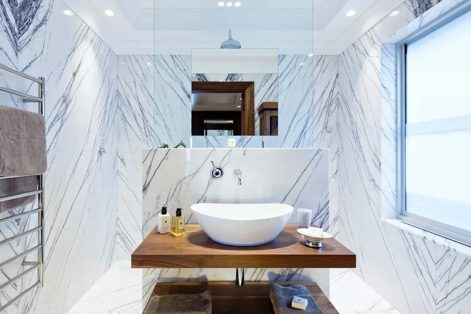 Amazing bathroom design with mood lighting